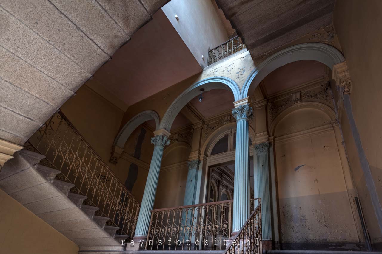 Verlaten villa in Duitsland met een prachtige trap. Villa Guano