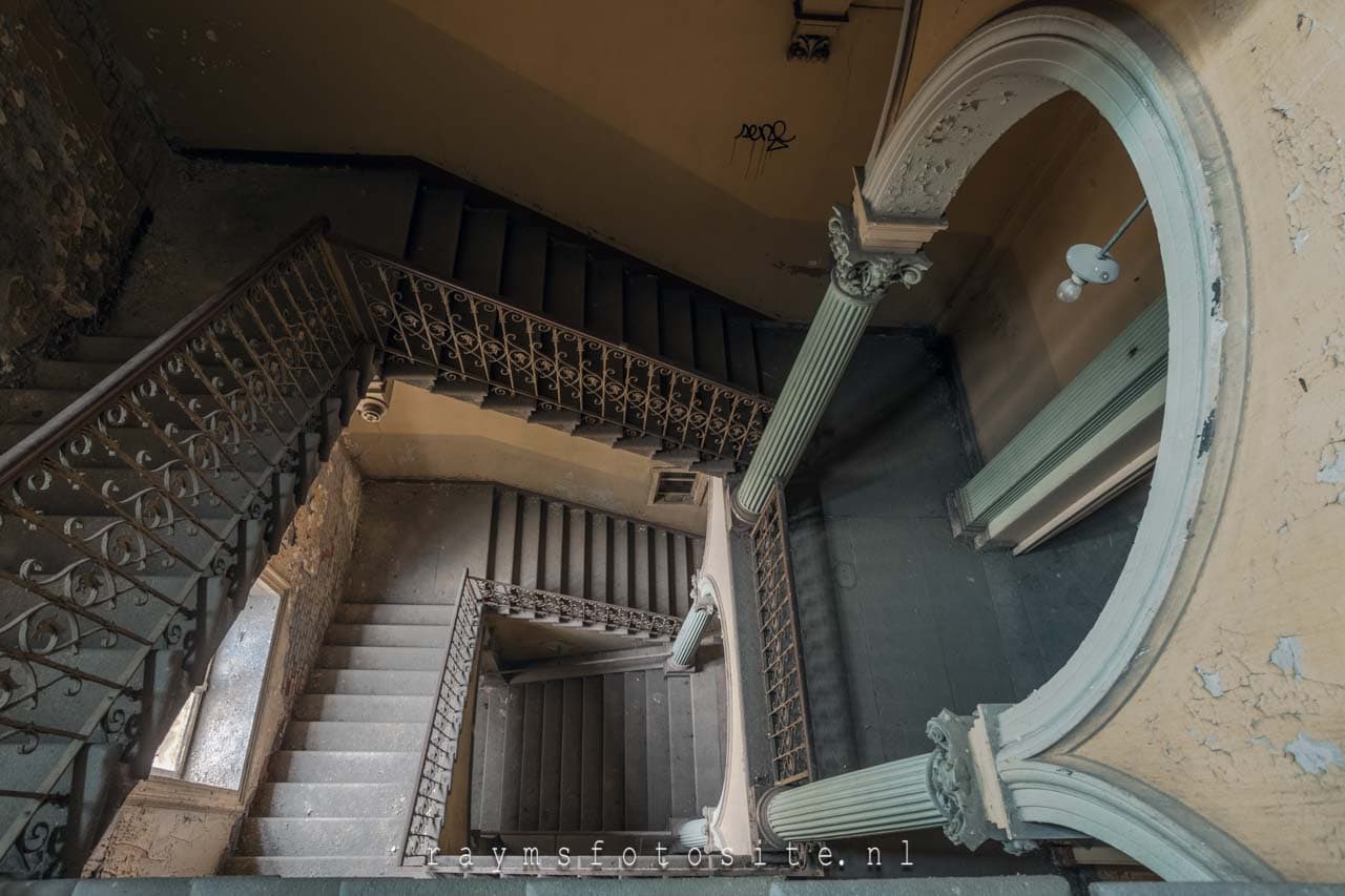Verlaten villa in Duitsland met een prachtige trap. Villa Guano