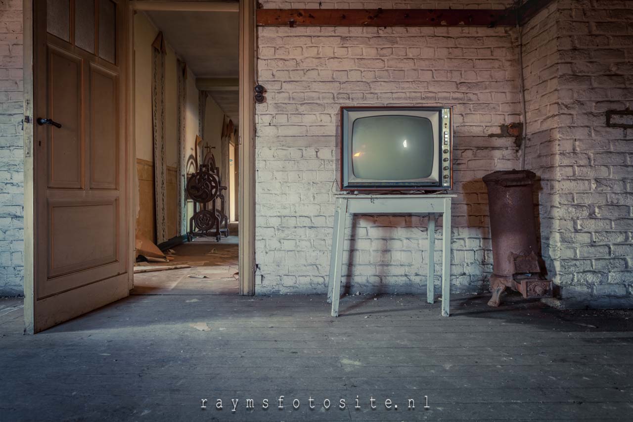 Villa Heil in België. Kijk die tv en het oude kacheltje.