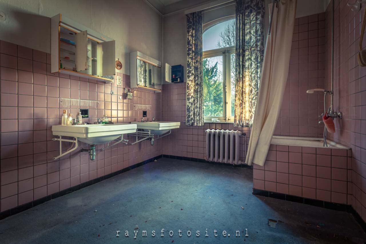 Urbex in België. Een roze badkamer zou niet mijn keuze zijn.
