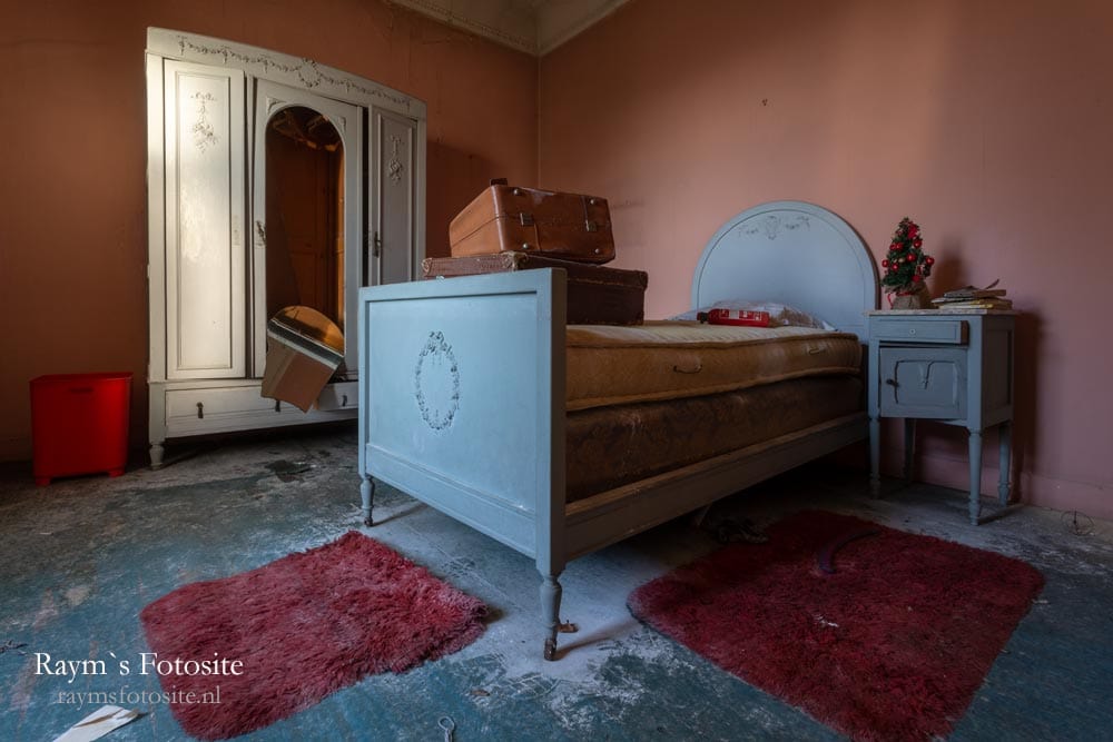 Villa Sebastiaan. Leuke slaapkamers in deze verlaten villa. Dit was wel een klein kamertje overigens.
