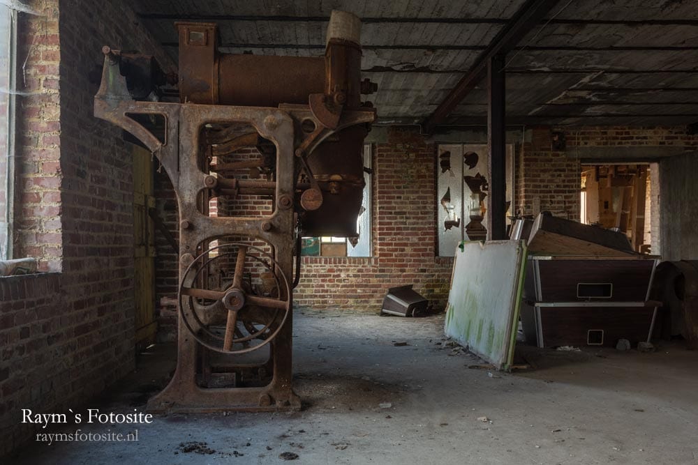 Xyloborus, een verlaten fabriek in België waar graan verwerkt werd. Diverse machines in deze verlaten fabriek, en rechts een aantal polotafels.
