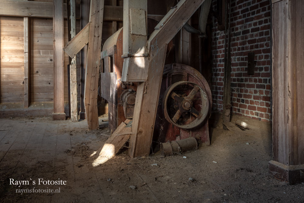 Xyloborus, een verlaten fabriek in België waar graan verwerkt werd.. Hier was het echt oppassen met die gevaarlijke vloeren.
