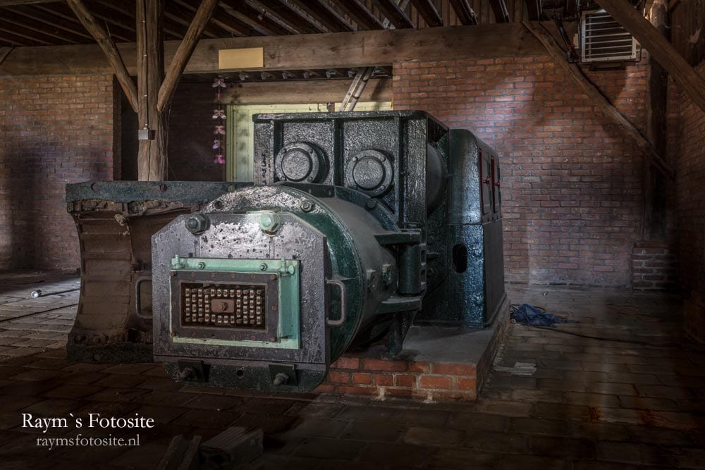 Ziegelei R. Een grote machine in deze verlaten fabriek.