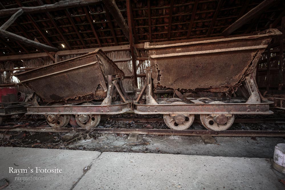 Oude karretjes in een verlaten steenfabriek