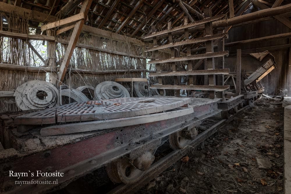 Verlaten steenfabriek. Allemaal oude karretjes op rails.