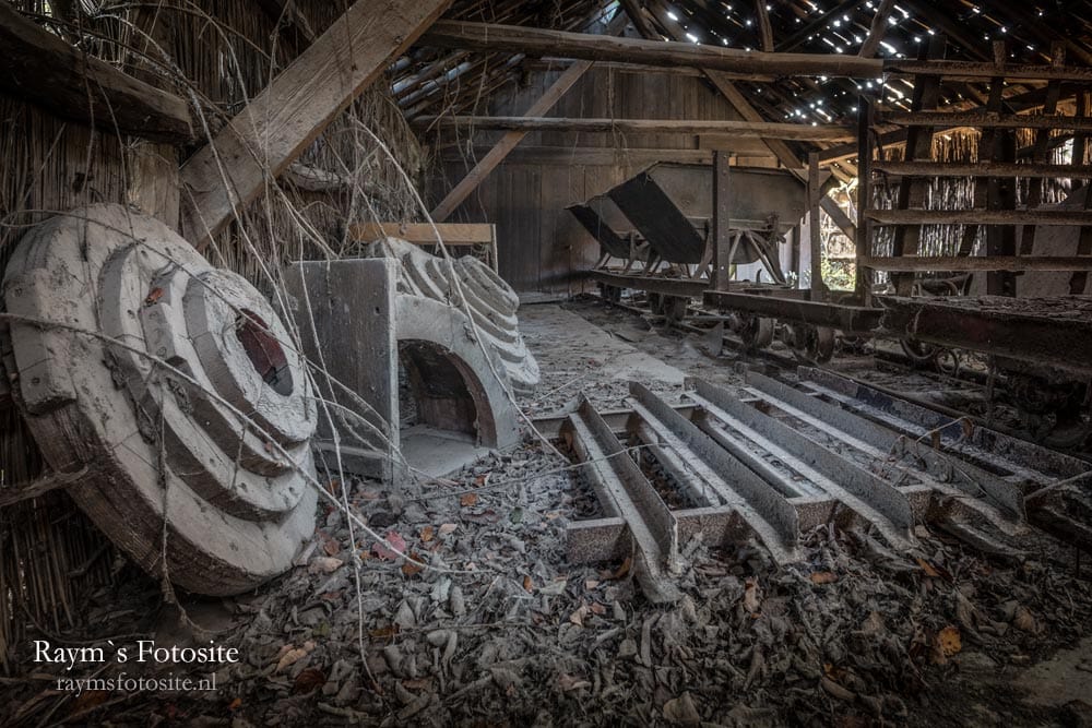 Verlaten steenfabriek. Allemaal oude karretjes op rails.